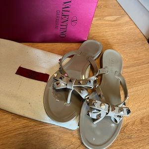 Valentino RUBBER ROCKSTUD THONG
Beige